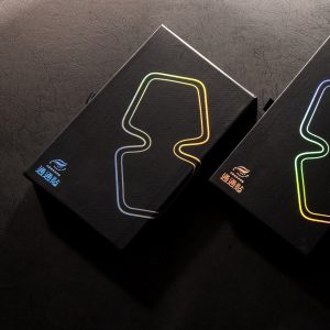 客製化黑色霧P上下蓋盒，特寫表面精密壓紋與炫彩雷射燙金的光影折射